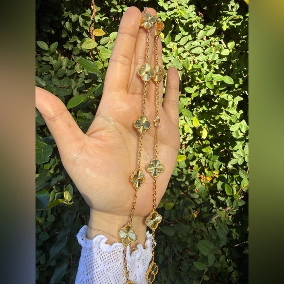 Cloverleaf necklace Gold Floral Necklace - Picture 3 of 7